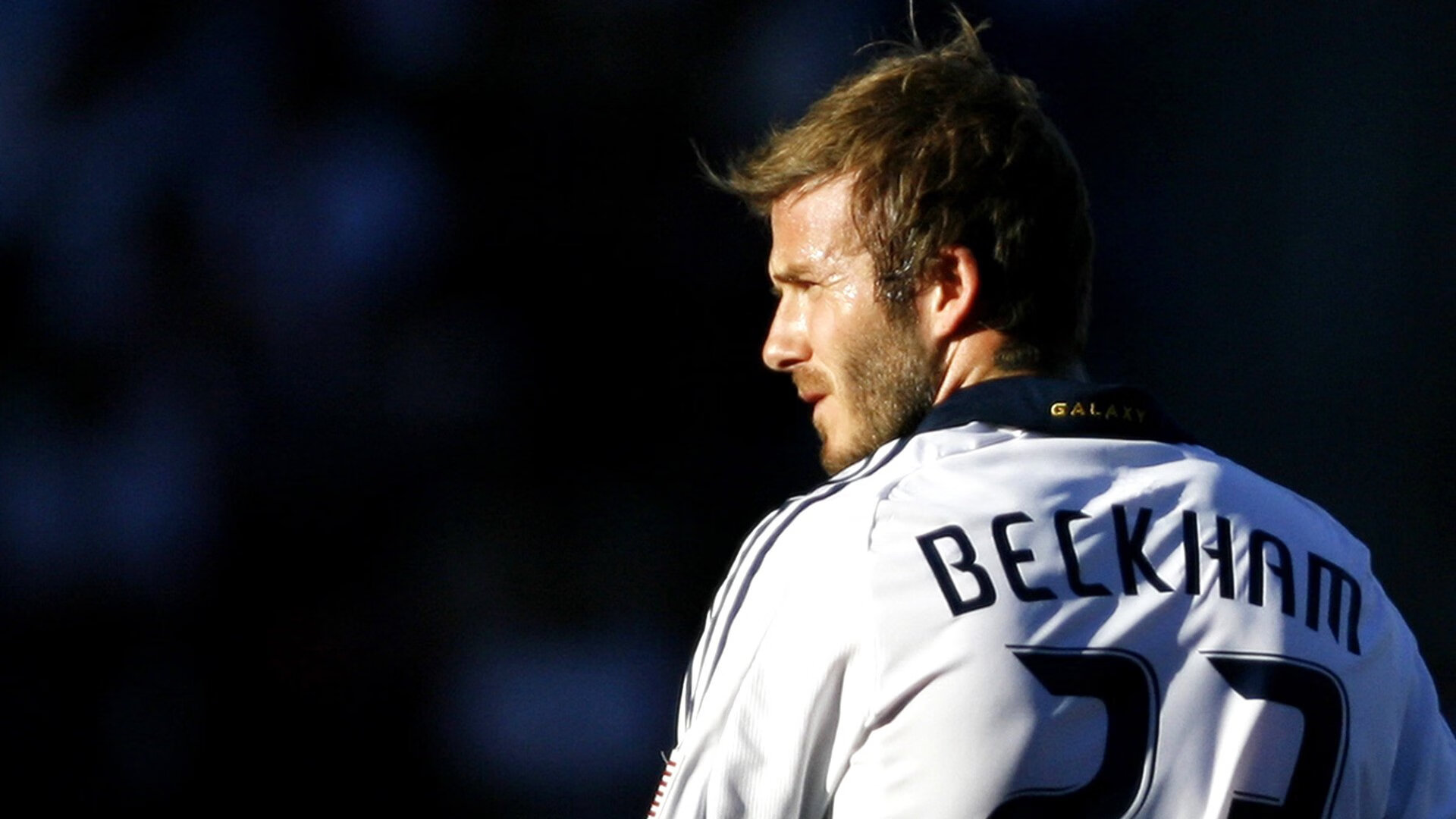 转换进攻中传球优先还是持球推进更有效，足球转移进攻